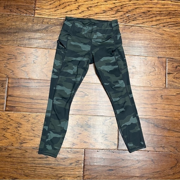 Athleta women’s Camo contender 7/8 tight leggings - Picture 1 of 10
